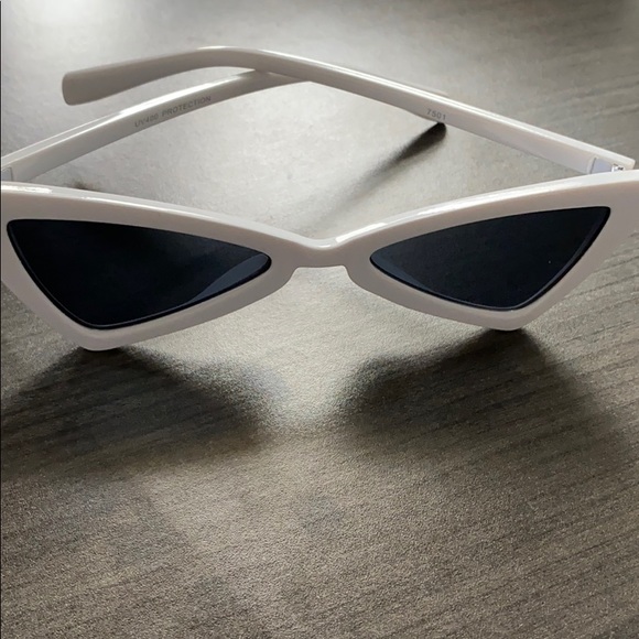 White retro UV400 protection glasses - Picture 3 of 4